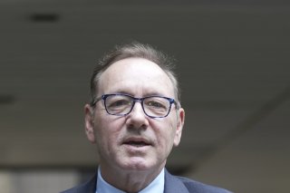 Vêtu d'un costume bleu et d'une cravate claire, Kevin Spacey a rapidement salué d'un geste de la main les dizaines de journalistes présents avant de pénétrer dans le tribunal.